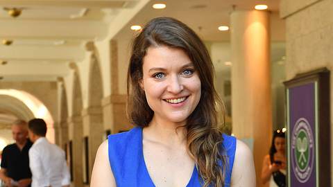 Lara Mandoki in einem blauen kleid - Foto:  IMAGO / APress
