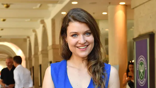 Lara Mandoki in einem blauen kleid - Foto:  IMAGO / APress
