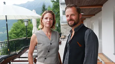 Der Geier - Die Tote mit dem falschen Leben: Lara Schnee (Patricia Aulitzky) und Lukas Geier (Philipp Hochmair) stehen nebeneinander im Hotel auf der Terrasse. - Foto: ZDF und Franz Neumayr Der Geier - Die Tote mit dem falschen Leben: Lara Schnee (Patricia Aulitzky) und Lukas Geier (Philipp Hochmair) stehen nebeneinander im Hotel auf der Terrasse. - Foto: ZDF und Franz Neumayr