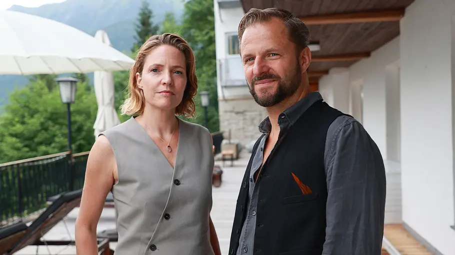 Lara Schnee (Patricia Aulitzky) und Lukas Geier (Philipp Hochmair) Der Geier - Die Tote mit dem falschen Leben: Lara Schnee (Patricia Aulitzky) und Lukas Geier (Philipp Hochmair) stehen nebeneinander im Hotel auf der Terrasse.
