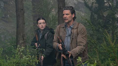 Ellie und Joel streifen bewaffnet durch einen Wald. - Foto: Liane Hentscher/HBO