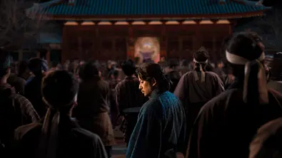 Shujiro steht in einer Menge von Samurai. Er ist halb zur Kamera gedreht und blickt ernst. - Foto: Netflix