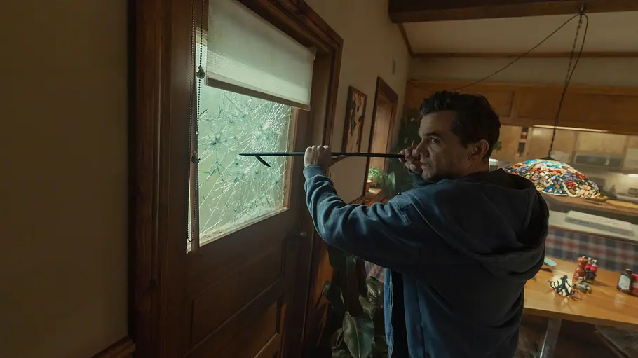 The Last House Jason versucht das Fenster aufzubrechen.