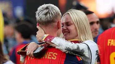 Laura Abla umarmt ihren Verlobten Dani Olmo nach dem Finale. - Foto: IMAGO / ABACAPRESS Laura Abla umarmt ihren Verlobten Dani Olmo nach dem Finale. - Foto: IMAGO / ABACAPRESS