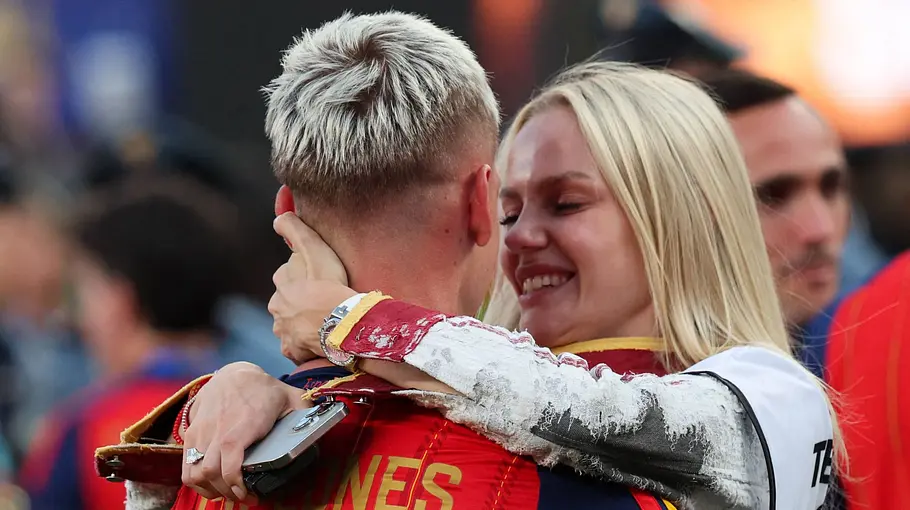 Dani Olmo und Laura Abla sind seit rund drei Jahren ein Paar. Laura Abla umarmt ihren Verlobten Dani Olmo nach dem Finale.