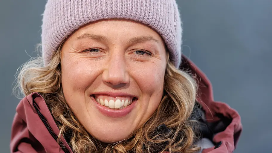 ZDF dreht derzeit eine Doku über die verstorbene Laura Dahlmeier. Laura Dahlmeier lächelt mit Mütze auf dem Kopf.