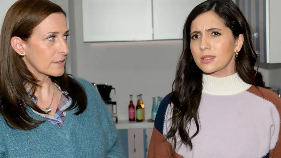 Laura kämpft weiter gegen Zoe. Laura schaut genervt, während Katrin sie skeptisch anblickt.