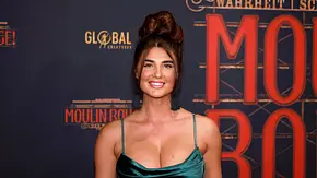 Laura Mania posiert auf dem roten Teppich - Foto: IMAGO / Panama Pictures
