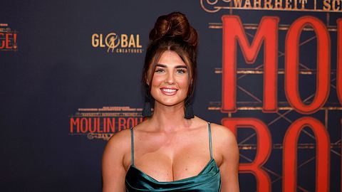 Laura Mania posiert auf dem roten Teppich - Foto: IMAGO / Panama Pictures