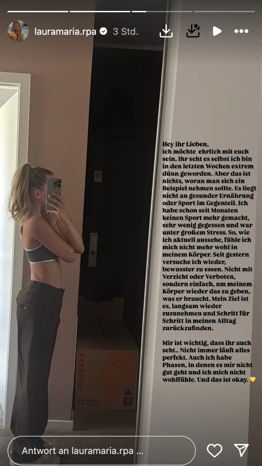 Laura Maria Rypa fotografiert sich im Spiegel von der Seite. Laura Maria Rypa fotografiert sich im Spiegel von der Seite.