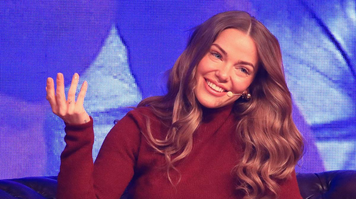 Laura Maria Rypa Update nach Trennung Laura Maria Rypa am 4.1.2025 lächelnd auf dem Sofa während eines Livegesprächs mit ihrem heutigen Ex Pietro Lombardi.
