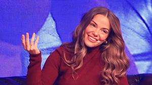 Laura Maria Rypa am 4.1.2025 lächelnd auf dem Sofa während eines Livegesprächs mit ihrem heutigen Ex Pietro Lombardi. - Foto:  IMAGO / pictureteam