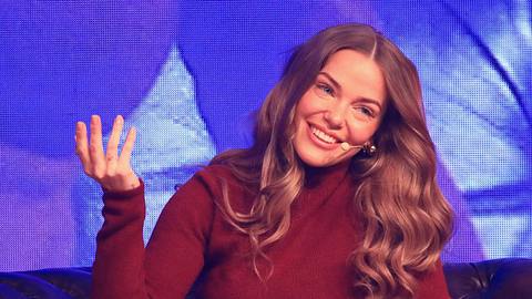 Laura Maria Rypa am 4.1.2025 lächelnd auf dem Sofa während eines Livegesprächs mit ihrem heutigen Ex Pietro Lombardi. - Foto:  IMAGO / pictureteam
