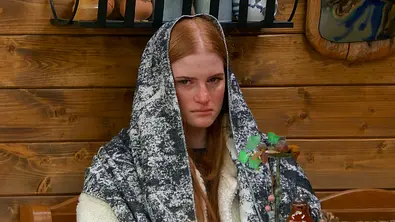Laura sitzt mit einer Jacke über ihrem Kopf vor einer Holzwand und hat einen traurigen Blick - Foto: RTL Laura sitzt mit einer Jacke über ihrem Kopf vor einer Holzwand und hat einen traurigen Blick - Foto: RTL