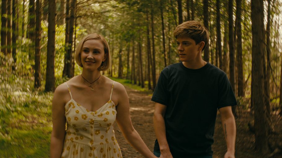  Sarah Gadon als Laura Redman und Mae Martin als Alex Dempsey in „Wayward – Unberechenbar“.