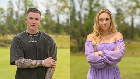 Jonny hält seine linke Hand auf seinen Arm und Laura verschränkt diese ganz - Foto: RTL
