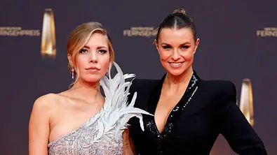 Moderatorin Victoria Swarovski und Moderatorin Laura Wontorra bei der Deutsche Fernsehpreis Verleihung 2022 in Kleidern auf dem Roten Teppich. - Foto: IMAGO / Panama Pictures Moderatorin Victoria Swarovski und Moderatorin Laura Wontorra bei der Deutsche Fernsehpreis Verleihung 2022 in Kleidern auf dem Roten Teppich. - Foto: IMAGO / Panama Pictures