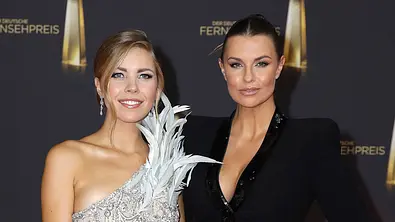 Laura Wontorra mit Freundin und „Let’s Dance“-Moderatorin Victoria Swarovski in feinen Roben.  - Foto: IMAGO / APress