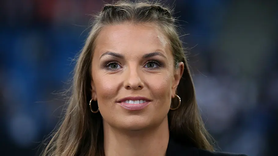 Laura Wontorra mit geflochtenen Haaren.