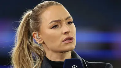 Laura Woods hält ein Mikro in der Hand und schaut skeptisch zur Seite - Foto: IMAGO / Sportsphoto