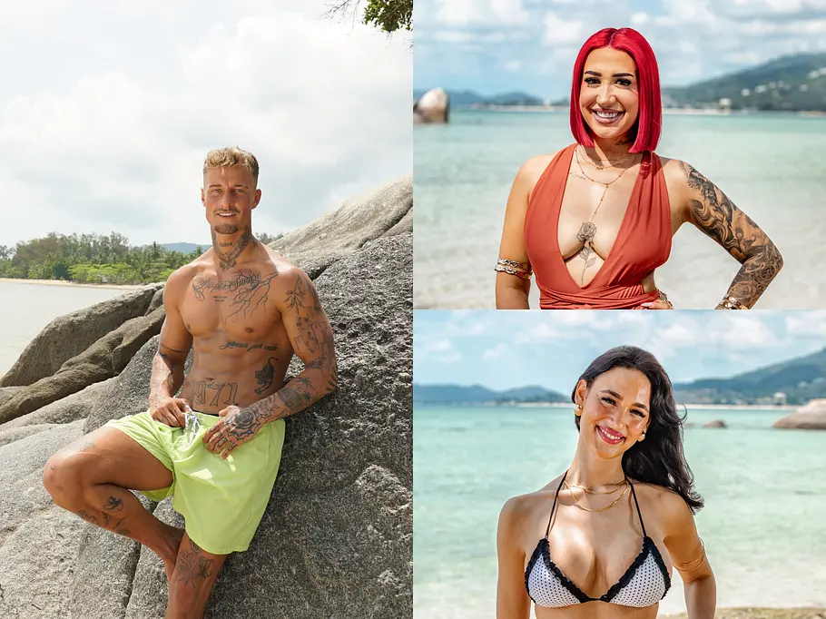AYTO Drei Realityshow-Teilnehmende am Strand: Links sitzt ein muskulöser, tätowierter Mann in neongelber Badehose auf Felsen nahe dem Wasser. Rechts oben steht eine Frau mit knallroten, glatten Haaren und orangem Bikini-Oberteil lächelnd am Strand. Rechts unten posiert eine dunkelhaarige Frau im schwarz-weißen Bikini vor türkisblauem Meer und sonnigem Himmel.