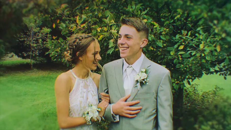 Ein Foto von Lauryn und Owen vor dem Schulball.