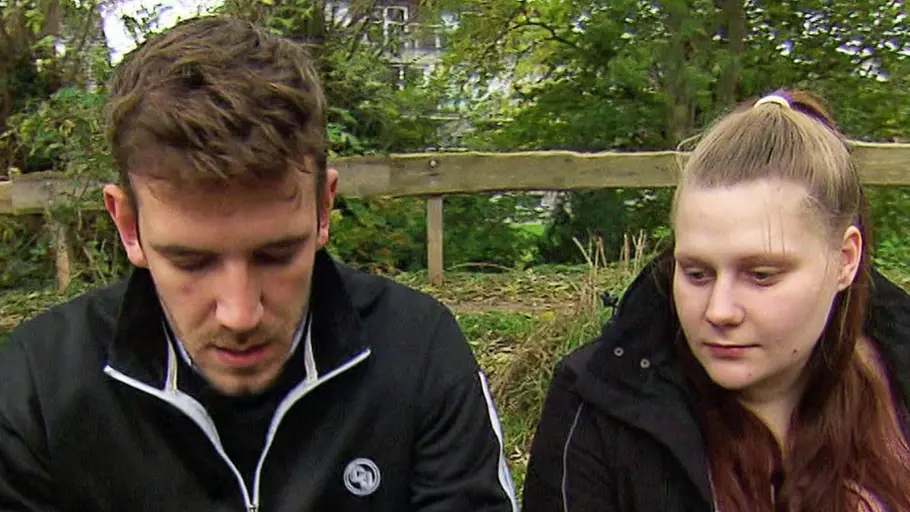 Tim Katzenbauer und Lavinia Wollny, die aktuell angeben, Opfer eines Messer-Angriffs geworden zu sein, sitzen auf einer Bank und schauen nachdenklich nach unten. 