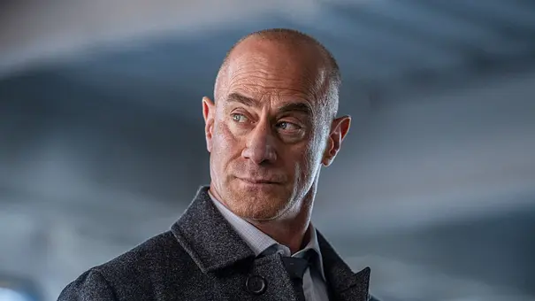 Stabler schaut fragend in eine Richtung - Foto: Media Data / NBC Stabler schaut fragend in eine Richtung - Foto: Media Data / NBC