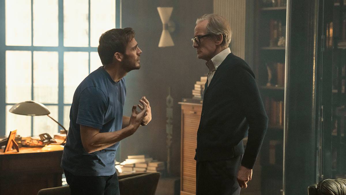 Sam Claflin und Bill Nighy Sam Claflin und Bill Nighy in der Serie „Harlan Coben's Lazarus“.
