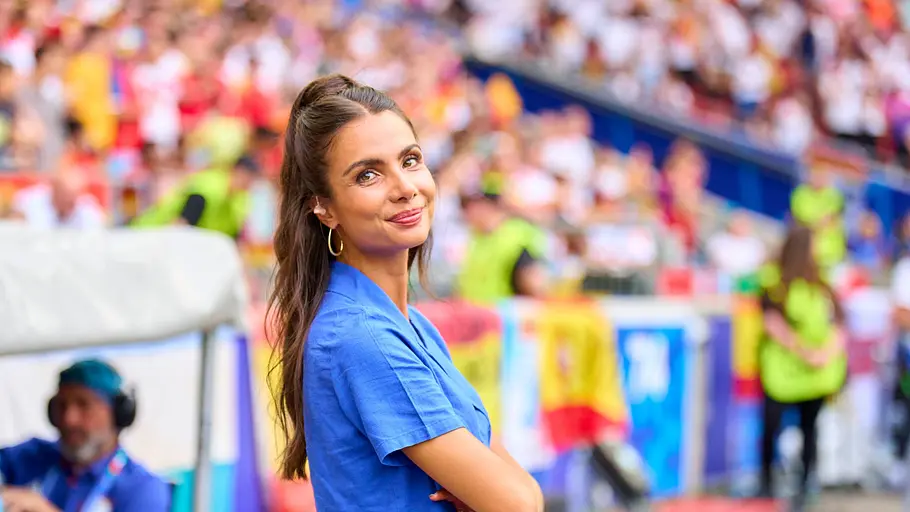 Lea Wagner bei der EM 2024 im Spiel Deutschland gegen Spanien Lea Wagner ist hier bei der EM 2024 am Spielfeldrand beim Spiel Deutschland gegen Spanien zu sehen. Der Hintergrund zeigt noch verschwommen die Tribüne.