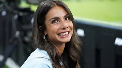 Lea Wagner am Fußballfeld, sie lächelt in die Kamera. - Foto: IMAGO / Chai v.d. Laage Lea Wagner am Fußballfeld, sie lächelt in die Kamera. - Foto: IMAGO / Chai v.d. Laage