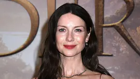 Caitríona Balfe lächelt in die Kamera bei einer „Outlander“-Premiere. - Foto: IMAGO / ZUMA Press Wire Caitríona Balfe lächelt in die Kamera bei einer „Outlander“-Premiere. - Foto: IMAGO / ZUMA Press Wire
