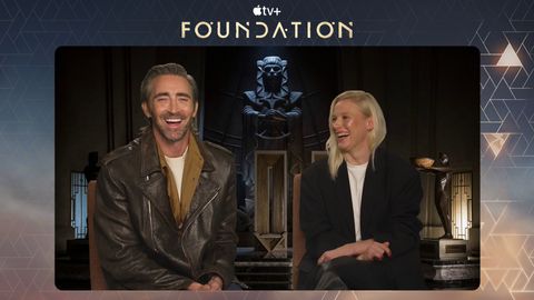 Lee Pace und Laura Birn sitzen nebeneinander und lachen. - Foto: Apple TV+/TVMovie.de