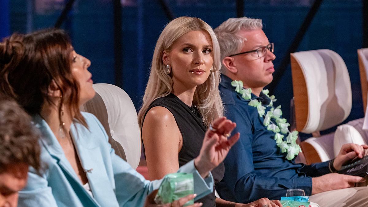 Lena Gercke zwischen den anderen Investoren aus „Die Höhle der Löwen“.