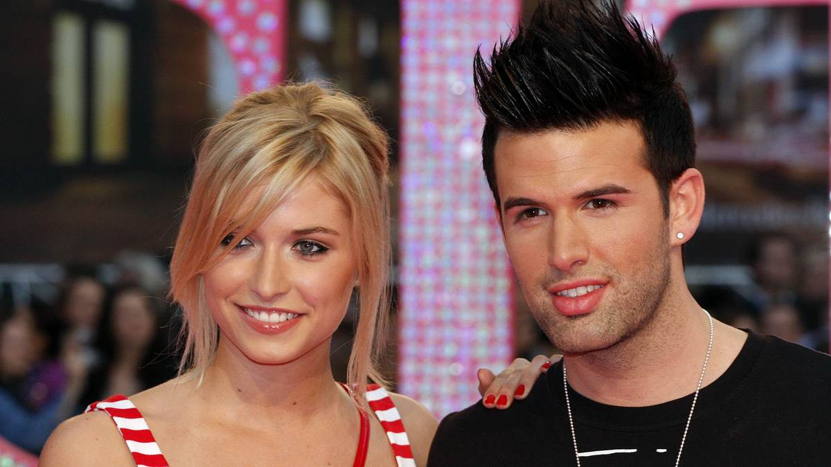 Lena Gercke und Jay Khan Lena Gercke und Jay Khan lächeln in die Kamera.