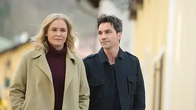 Lena Lorenz - Muttergefühle: Lena Lorenz (Judith Hoersch) und Rob Manzini (Seán McDonagh) gehen eine Straße entlang. Lenas Gesichtsausdruck ist ernst. Rob schaut mit besorgter Miene zu ihr hinüber. - Foto: ZDF/Walter Wehner
