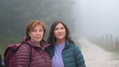 Liz White (Bettina Redlich) und Eva Lorenz (Eva Mattes) stehen vor einem Wanderweg in einem nebelverhangenen Wald. Beide schauen melancholisch in die Kamera. - Foto:  ZDF/Jacqueline Krause-Burberg