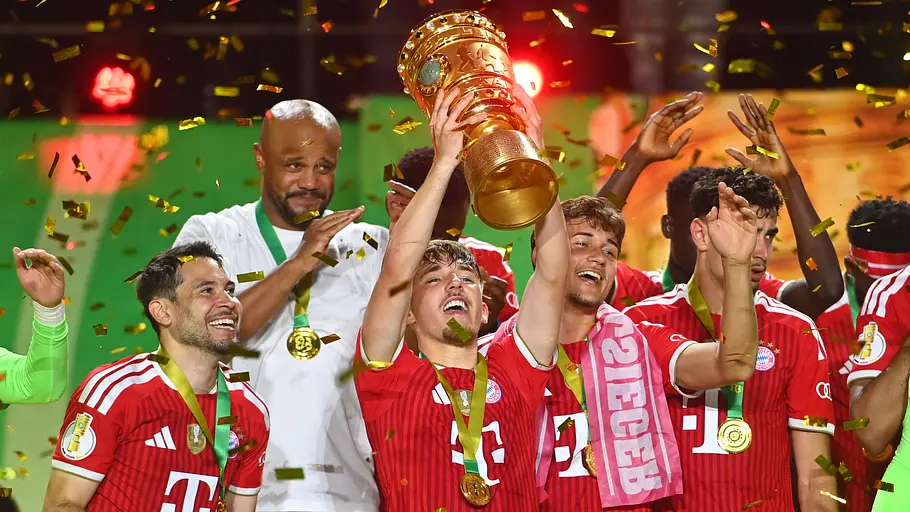 Lennart Karl hält beim DFB-Pokalfinale 2026 den Pokal in die Höhe