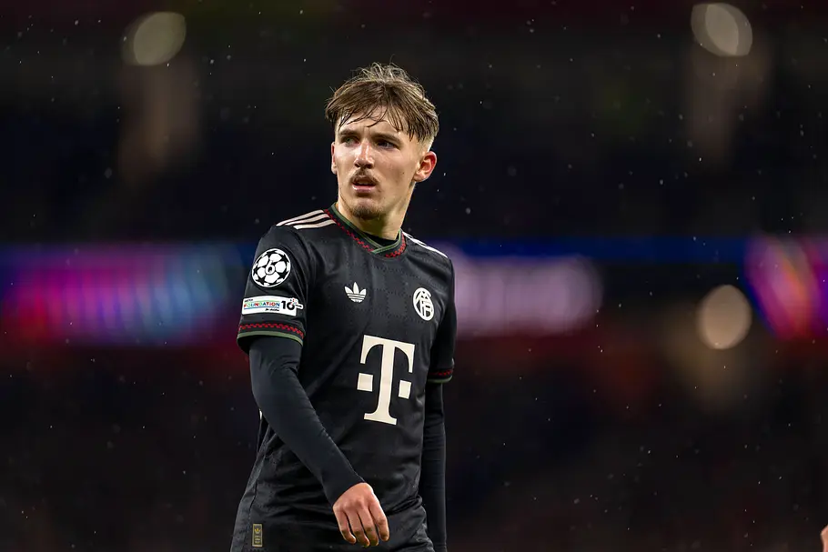Lennart Karl vom FC Bayern München Lennart Karl auf dem Spielfeld beim Auswärtsspiel gegen Arsenal London