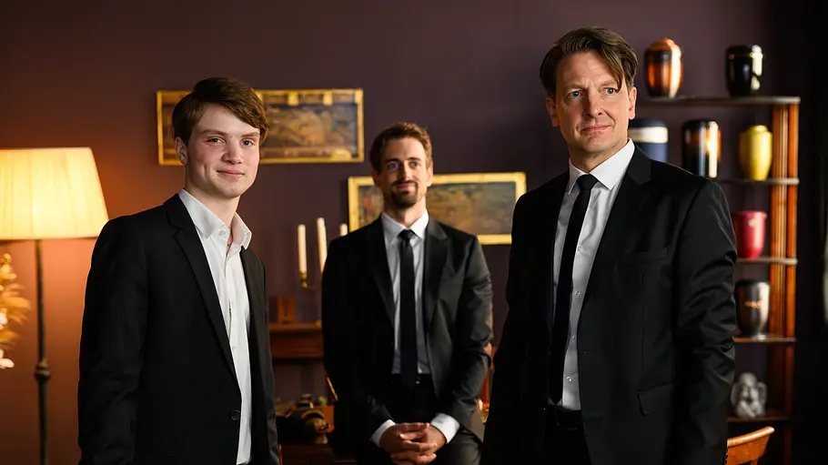 Lennox (Johann Karthaus, l.), Jonas Schoonhoven (Pablo Konrad, M.) und Wolfgang Habedank (Holger Stockhaus, r.). Lennox (Johann Karthaus, l.), Jonas Schoonhoven (Pablo Konrad, M.) und Wolfgang Habedank (Holger Stockhaus, r.).