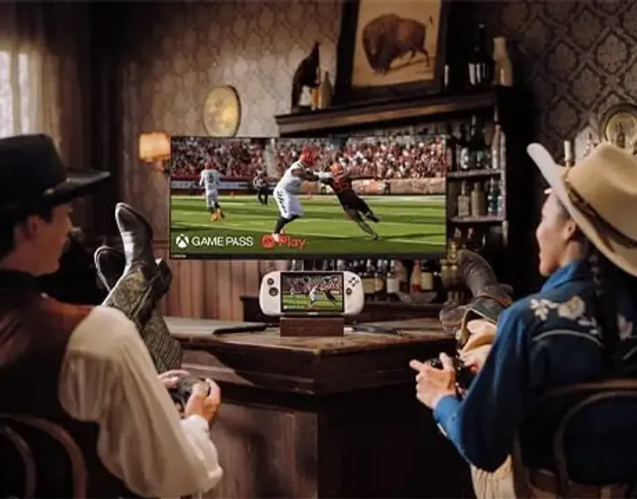 Lenovo Legion Go S Dockingstation Lenovo Legion Go S Dockingstation, zwei Menschen in Cowboykostümen spielen auf Monitor Fußballspiel