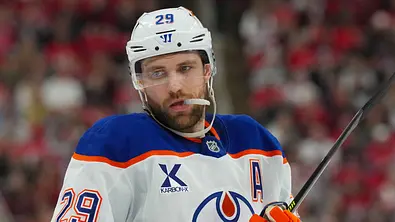Leon Draisaitl im Eishockey-Feld. - Foto: IMAGO / Imagn Images