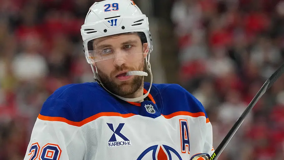 Leon Draisaitl ist der Top-Verdiener im Team Deutschland. Leon Draisaitl im Eishockey-Feld.
