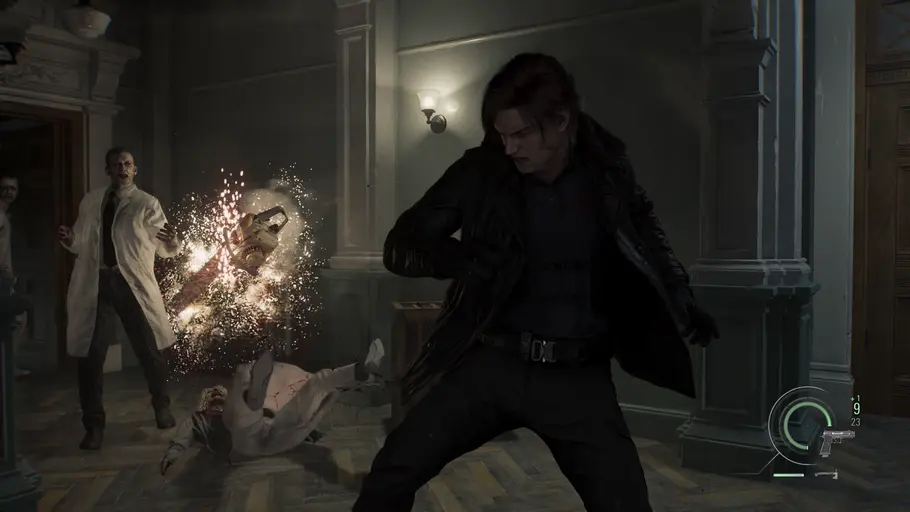 Leon S. Kennedy in Resdient Evil: Requiem Leon schmeißt seine Kettensäge in eine Gruppe von Zombies. Funken fliegen und er kickt einen weg.