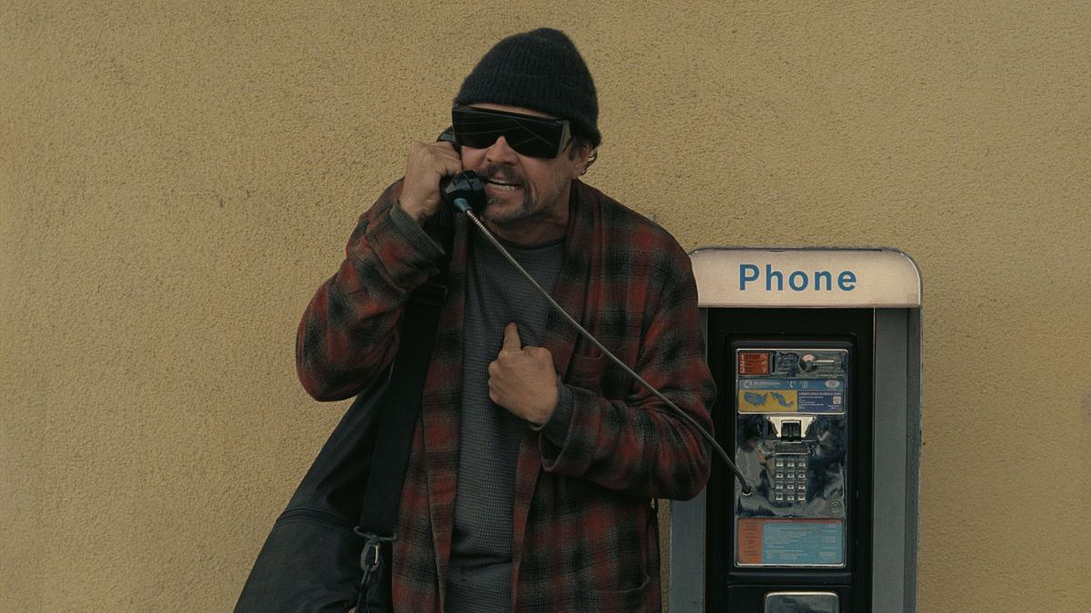 Leonardo DiCaprio schreit als Bob Ferguson im Morgenmantel und XXL-Sonnenbrille in einen Telefonhörer