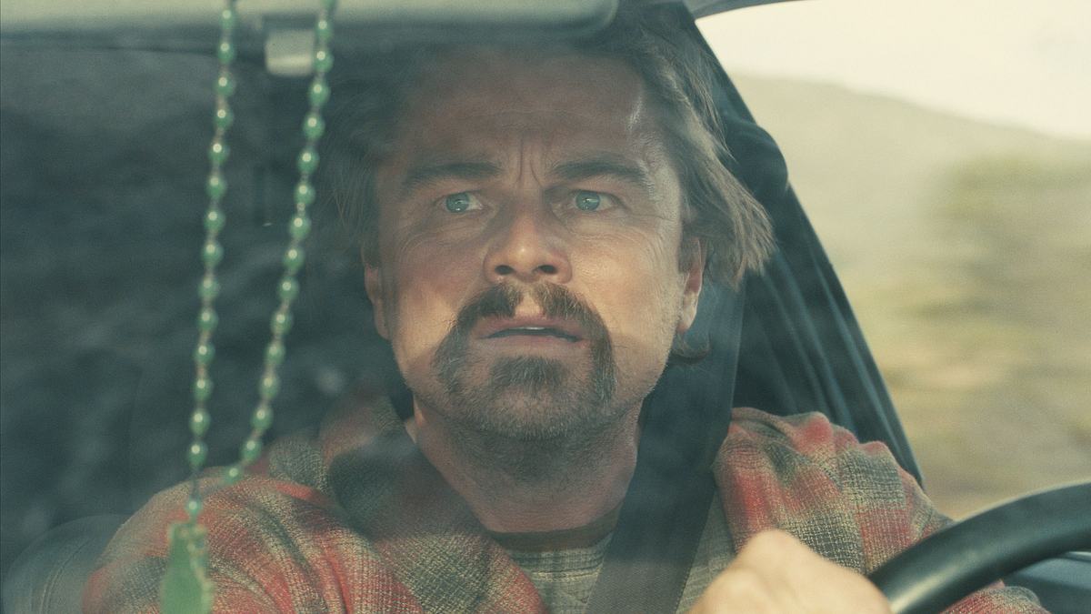Leonardo DiCaprio in „One Battle After Another“ als Bob Ferguson am Steuer eines Autos 