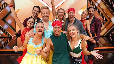 Die Paare der 10. Liveshow von Lets Dance posieren auf der Bühne - Foto:  RTL / Stefan Gregorowius