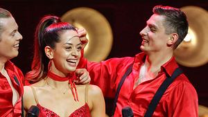 Liebevoll Geste auf der „Let’s Dance“-Bühne: Zsolt Sándor Cseke streicht Malika Dzumaev eine Haarsträhne aus dem Gesicht - Foto:  IMAGO / Future Image