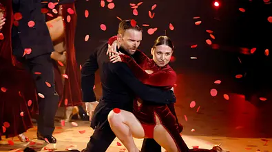 Vadim Garbuzov und Influencerin Bianca Heinicke bei der Kennenlern-Show der 19. Staffel der RTL-Tanzshow Lets Dance - Foto: IMAGO / Panama Pictures Vadim Garbuzov und Influencerin Bianca Heinicke bei der Kennenlern-Show der 19. Staffel der RTL-Tanzshow Lets Dance - Foto: IMAGO / Panama Pictures