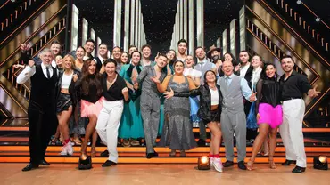 Der Cast von Lets Dance 2025 jubelt im Studio. - Foto: RTL / Stefan Gregorowius